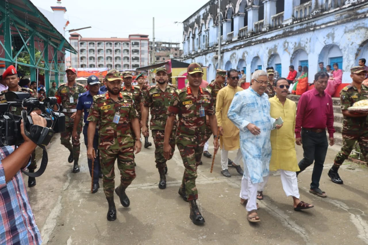 কুমিল্লায় শারদীয় দুর্গাপূজা মন্ডপ পরিদর্শনে ৩৩ পদাতিক ডিভিশনের জিওসি